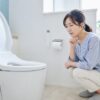 トイレのつまりの原因を探している女性