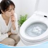トイレの流れが悪いのを心配している女性