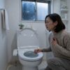 大雨時にトイレが流れず困っている女性