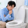 トイレの水が出ない原因を考えている男性