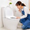 二階のトイレを調べている女性