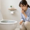 トイレの水があふれて困る女性