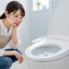 節水トイレが詰まって困る女性