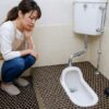 和式トイレが詰まり困る女性