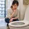 アパートのトイレが詰まって困る女性